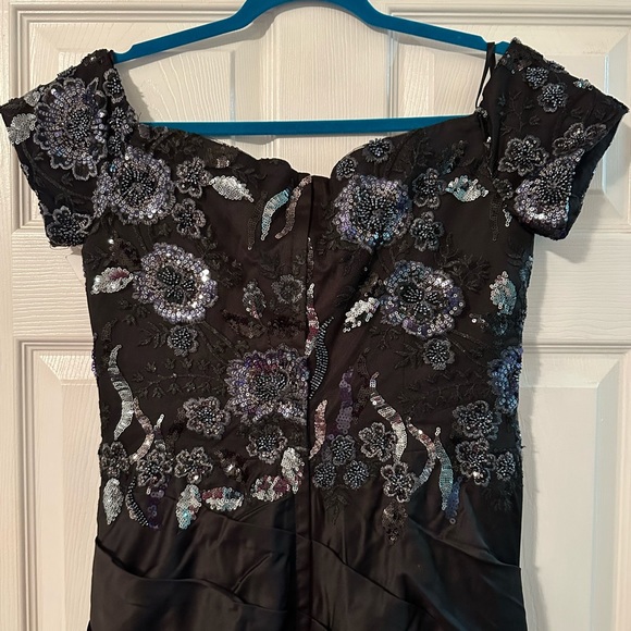 Off the Shouder Embroidered
Bodice Satin Mermaid Gown
La Femme size 8 - Picture 5 of 7